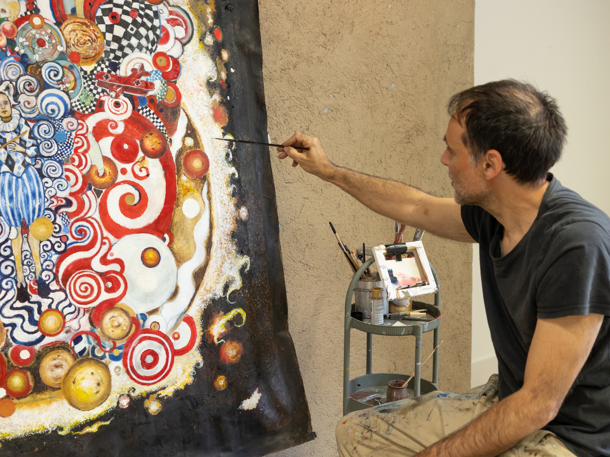 Javier Melgares pintando en su estudio